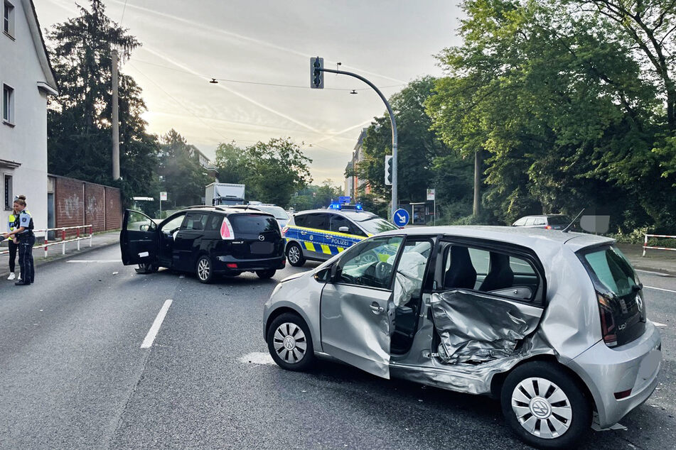 Die Polizei hat die Kreuzung Bismarckstraße/Berliner Straße während der Unfallaufnahme gesperrt.