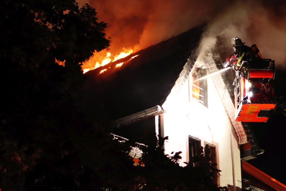 Die Löscharbeiten dauerten mehrere Stunden. Das Mehrfamilienhaus ist jetzt einsturzgefährdet.