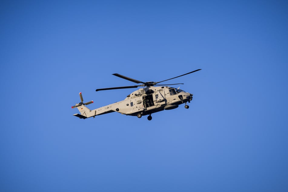 Ein Bundeswehr-Transporthubschrauber vom Typ "NH90" musste am Donnerstag auf die Landegenehmigung der Dresdner Flughafenlotsen warten. (Symbolfoto)