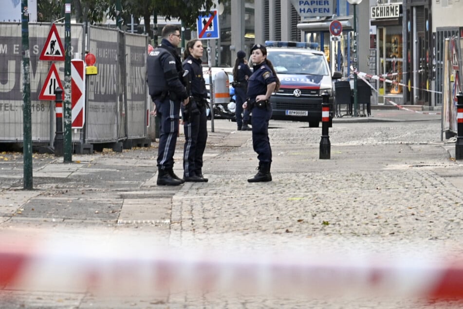 Bewaffnete Polizisten stehen Wache nach einem Schusswechsel im Stadtzentrum.