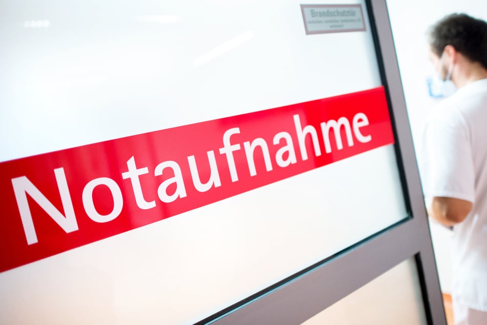 Die 19 Jahre alte Unfallverursacherin wurde in ein Krankenhaus gebracht - und rastete dort plötzlich aus. (Symbolbild)