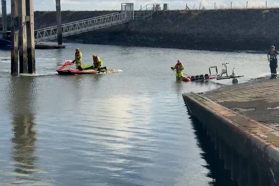 Auch die Feuerwehr eilte am Montagnachmittag zu dem Notfall auf der Nordsee bei Langeoog.