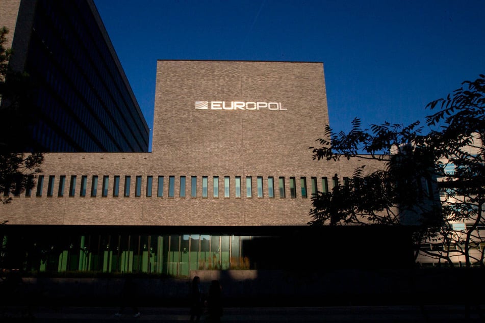Die Europol ist von Beginn an in die Ermittlungen involviert und auch an den Festnahmen vor Ort beteiligt gewesen.