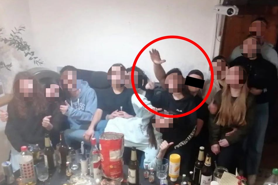Auf einem Party-Foto zeigte der Schreiter-Sohn den Hitlergruß.