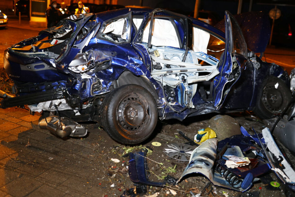 Autofahrerin bei Kreuzungs-Crash schwer verletzt: Beteiligte fliehen vom Unfallort!