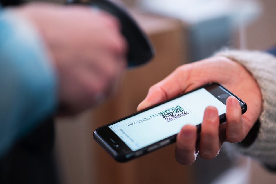 Rund 60.000 Menschen haben in Thüringen den digitalen Impfpass angefragt. Der Nachweis in Gestalt eines PDF-Dokuments mit QR-Code kann seit Mittwoch auf "www.impfen-thueringen.de" auf das Smartphone oder den PC heruntergeladen werden.