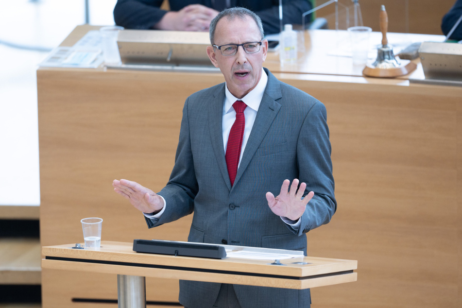 Jörg Urban, Vorsitzender der AfD in Sachsen, spricht im Plenum zu den Abgeordneten.