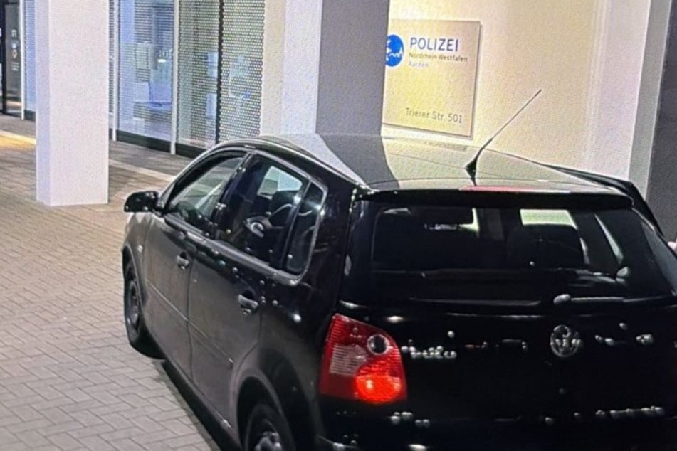 Mit Katze auf Rücksitz: Frau fährt absichtlich gegen Säule von Wache, dann findet Polizei noch mehr raus