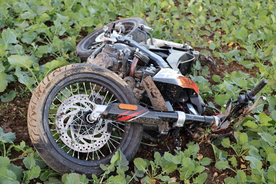 Das Moped wurde durch die Wucht des Aufpralls auf ein Feld geschleudert.