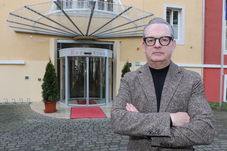 "Wir können nicht weinerlich in der Ecke stehen": Der Bad Schandauer Hotelier Ralf Thiele (58) bleibt trotz der wegen der gesperrten Elbbrücke angespannten Situation optimistisch. Aber Bedenken bleiben.