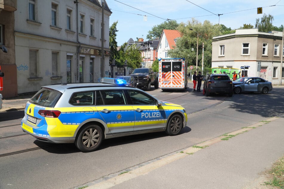 Polizei, Rettungsdienst und Feuerwehr waren nach dem Unfall in der Hans-Driesch-Straße im Einsatz.