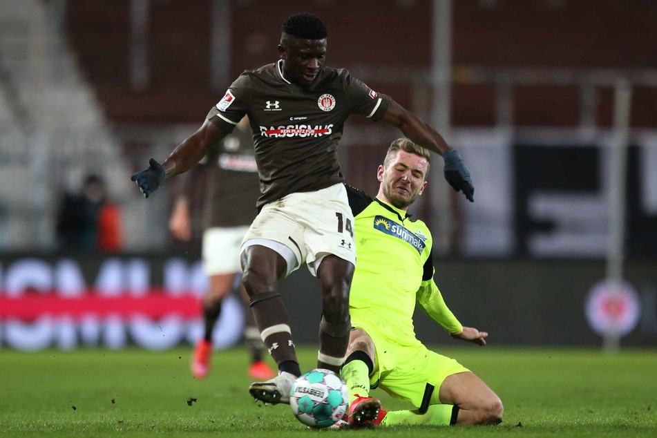Der junge Nigerianer ist nur schwer, wie vom Paderborner Dennis Srbeny vom Ball zu trennen.