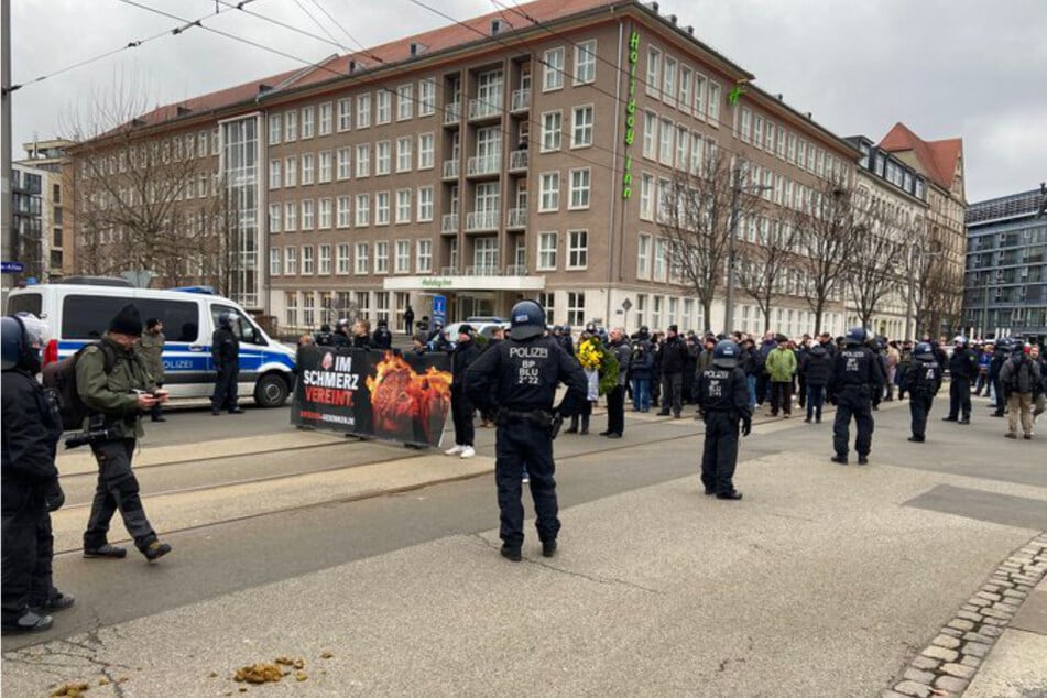 Der Demo-Zug am Haus der Presse.