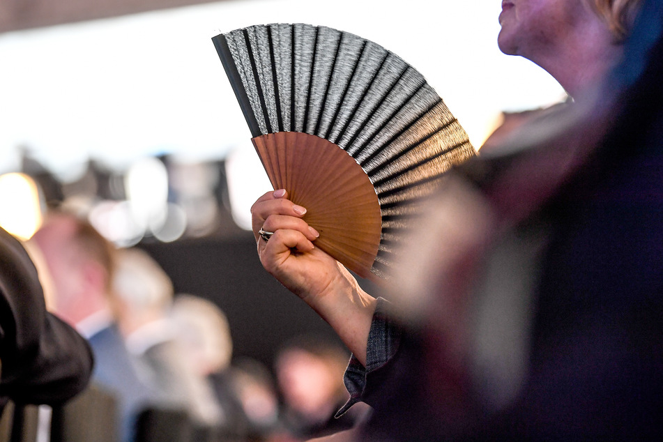 Die Salzburger Festspiele haben den Kühlung spendenden Gebrauch von Fächern während der Vorstellungen untersagt.
