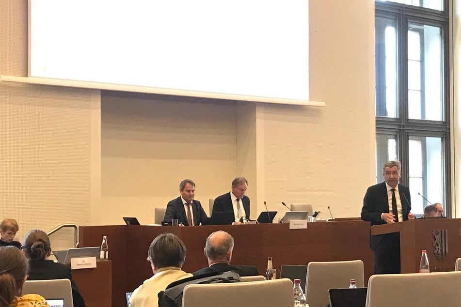 Baubürgermeister Thomas Dienberg (r.) warb in der Ratsversammlung für die Pläne der Stadt. Die Reaktion der Räte fiel jedoch ernüchternd aus.