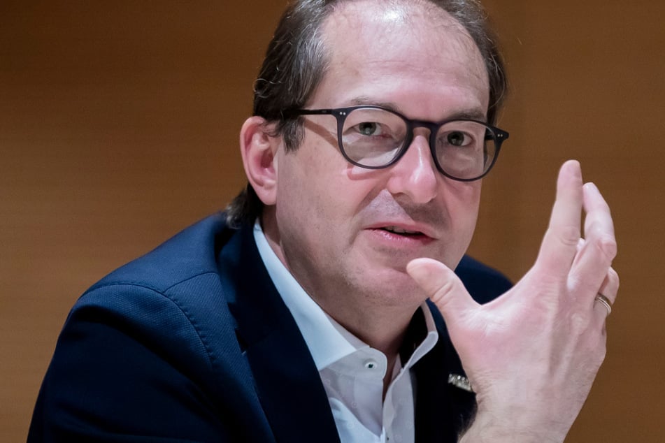 CSU-Landesgruppenchef Alexander Dobrindt (51) hat sich von der Entscheidung der Europäischen Fußball-Union (UEFA) distanziert.