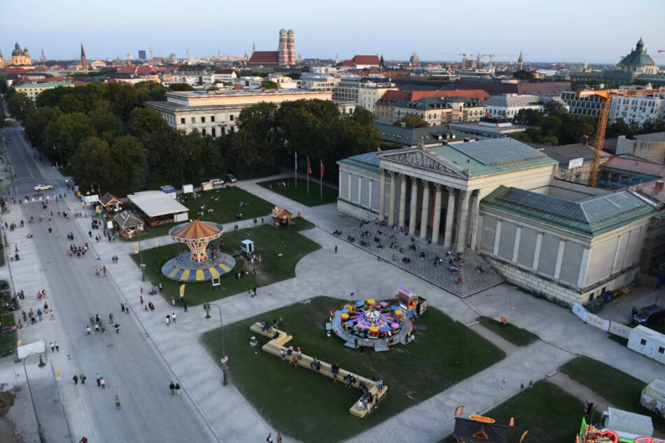 München: Auf dem Königsplatz stehen unter dem Motto "Sommer in der Stadt" ein Kettenkarussell, ein Fahrgeschäft für Kinder sowie diverse Essensbuden. Das Oktoberfest fällt ja coronabedingt aus.