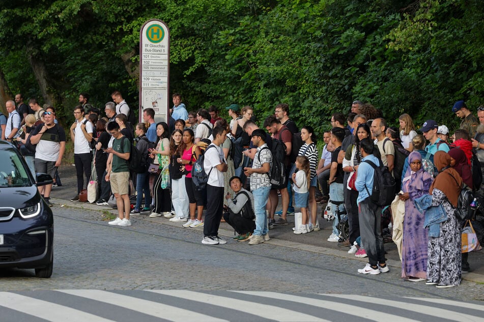 Viele Menschen warteten in Glauchau darauf, dass es weitergeht.