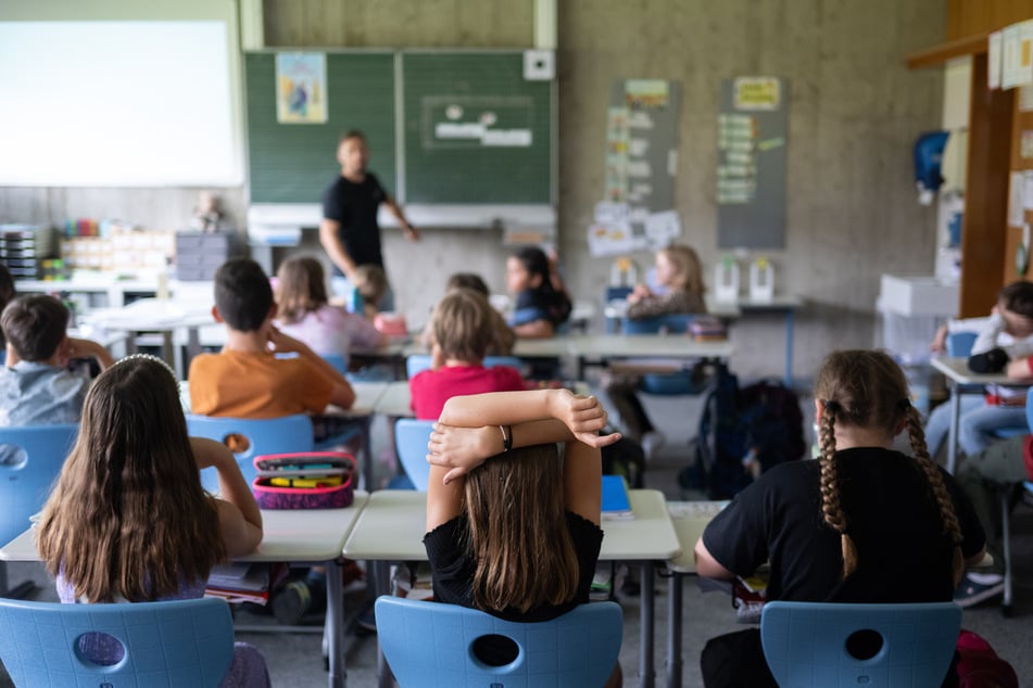 Mit der Kampagne „simply U“ sollen an sächsischen Schulen Kinder und Jugendliche über UV-Risiken und Schutzmaßnahmen informiert werden.