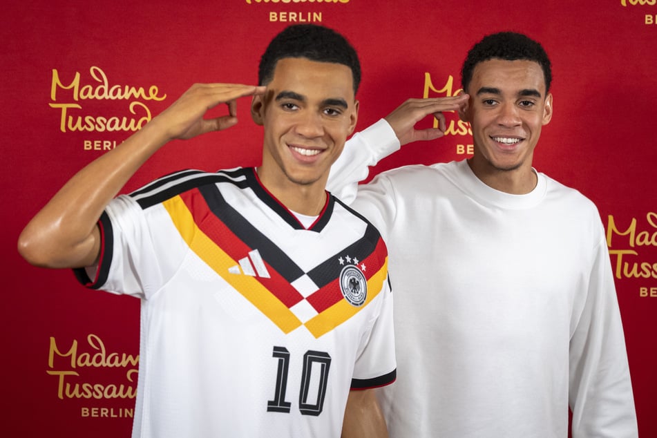 Der deutsche Nationalspieler Jamal Musiala (23, r.) steht neben seiner Madame-Tussauds-Wachsfigur.