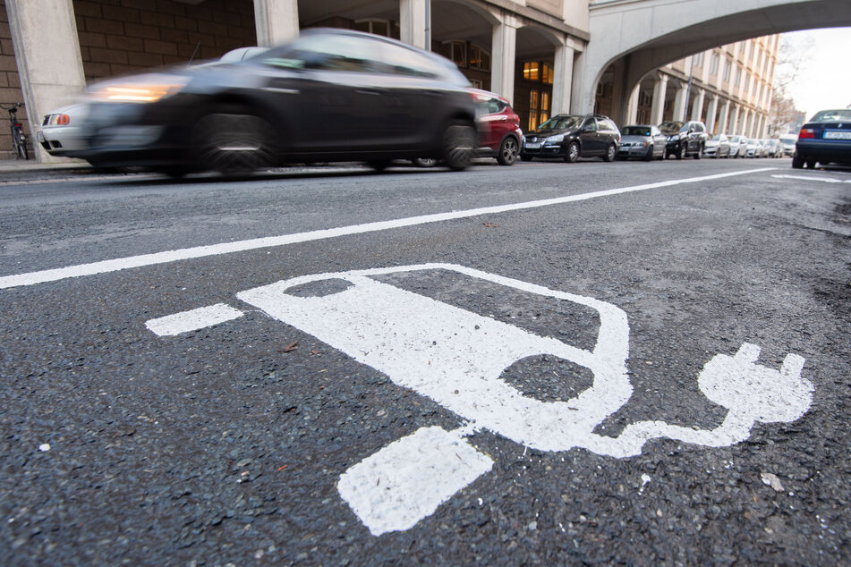 Die E-Mobilität nimmt auf deutschen Straßen ungleichmäßig zu.