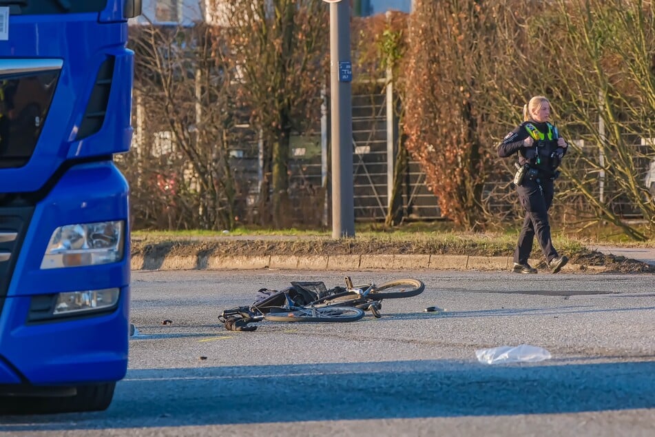 Ein Radfahrer ist bei einem Unfall mit einem Lkw in Hamburg am Donnerstagmorgen verstorben.