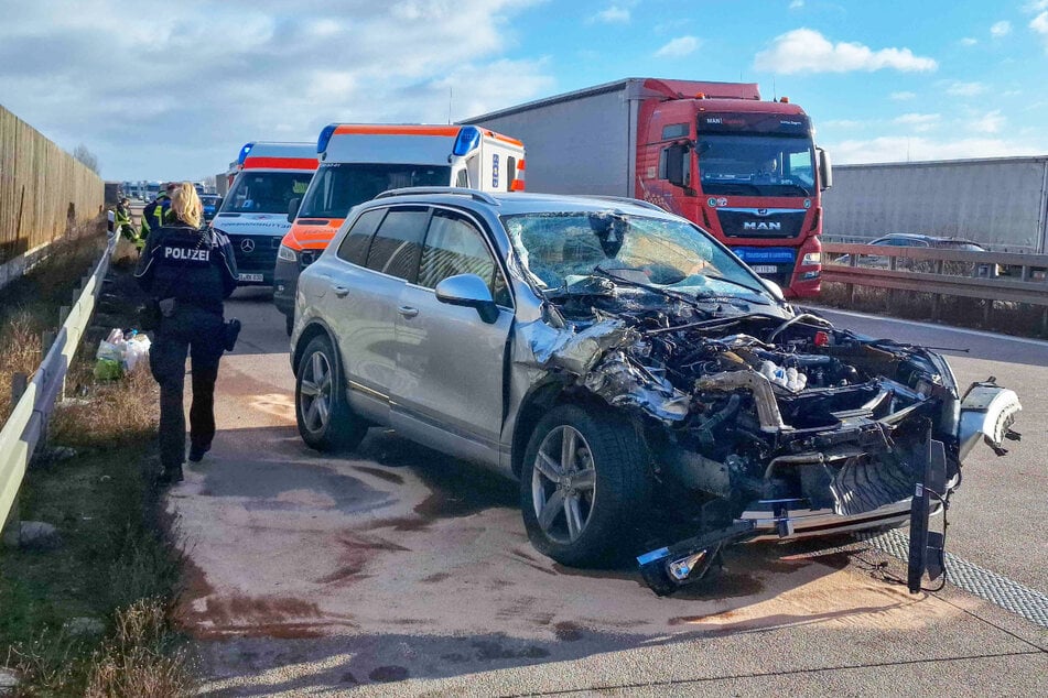 Unfall A14: Misslungener Spurwechsel: VW kracht auf A14 in Leitplanke - zwei Verletzte