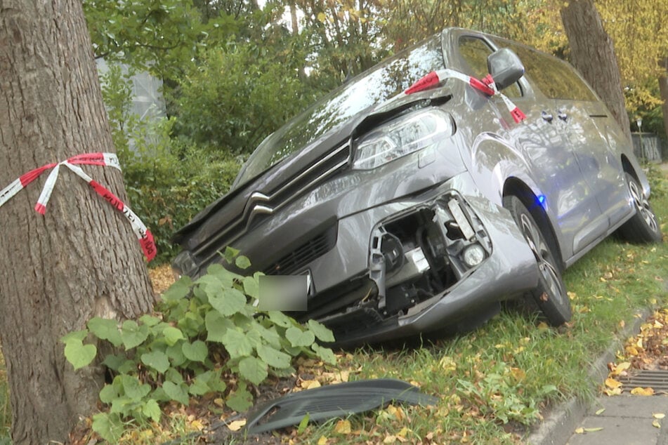 Am Samstagnachmittag krachte ein Auto in Hamburg mit Mutter und Kind gegen einen Baum.