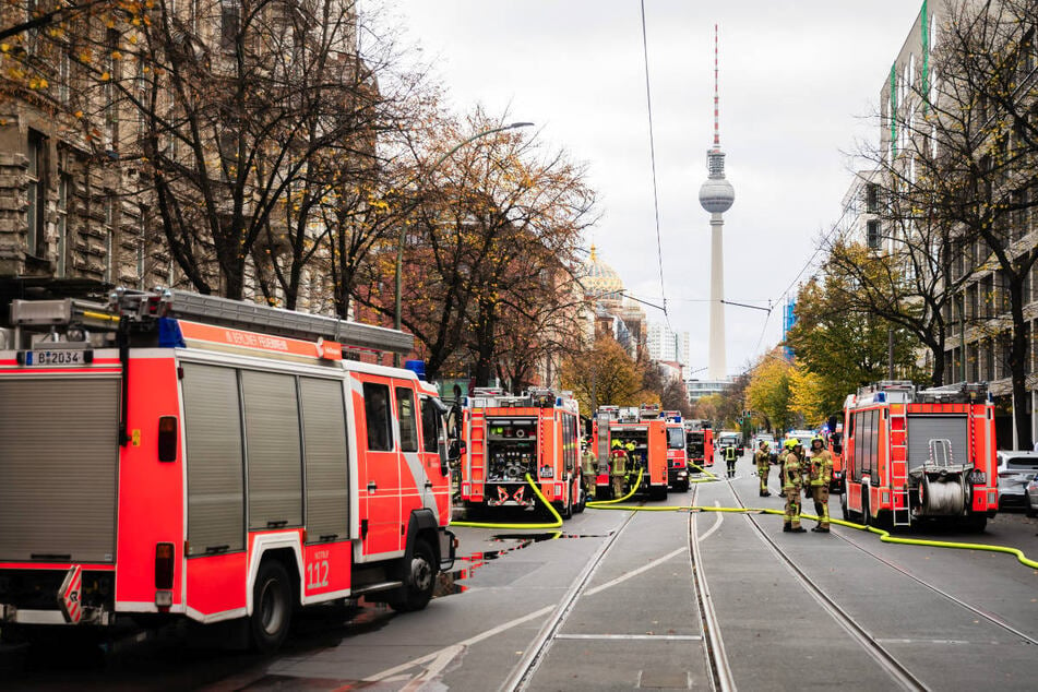 Vor Ort waren mindestens 20 Fahrzeuge der Feuerwehr.