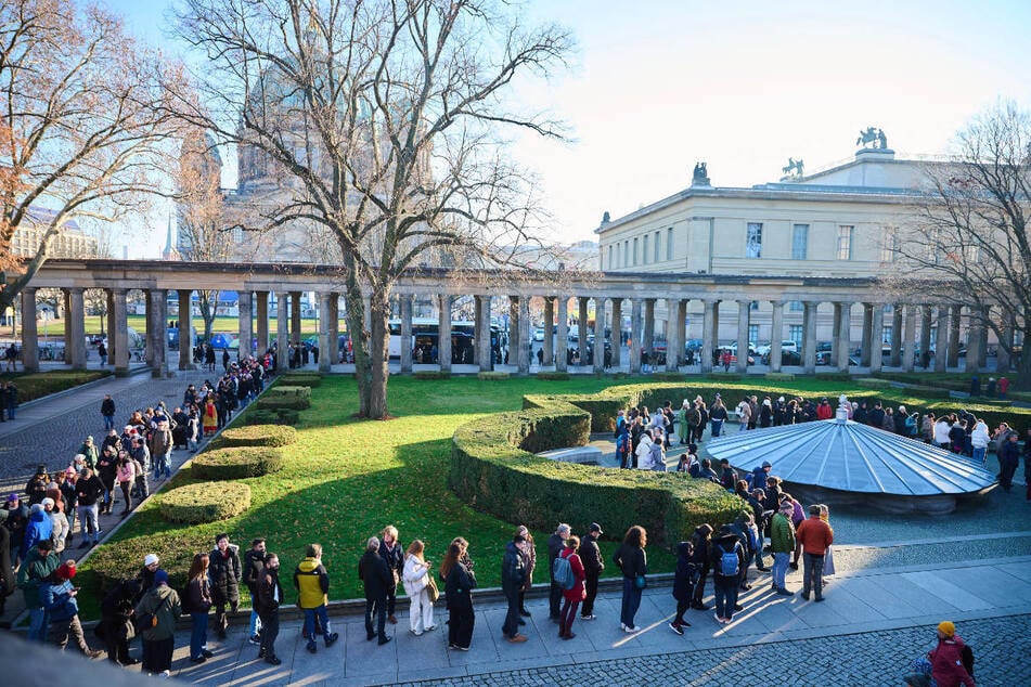 Besonders auf der Museumsinsel haben sich lange Schlangen gebildet.