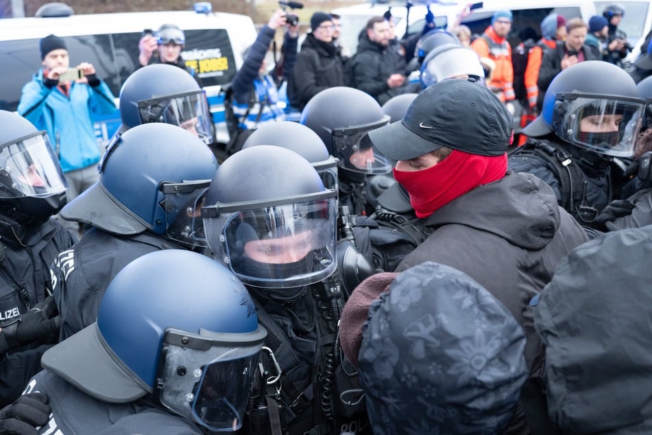 Aus den Reihen der Gegendemonstranten wurde Kritik am Vorgehen der Polizei geäußert.