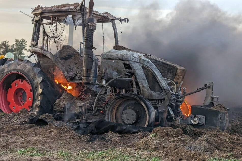 Bauer kann Maschine nicht mehr retten: Traktor brennt vollständig aus