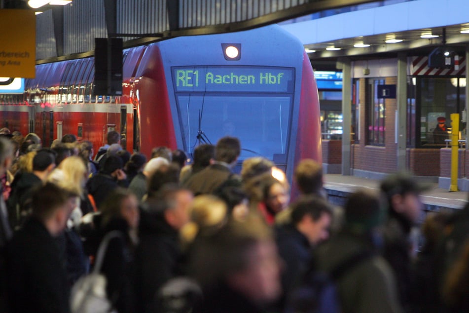 Durch den Polizeieinsatz hatten mehrere Züge am Aachener Hauptbahnhof Verspätung. (Symbolbild)