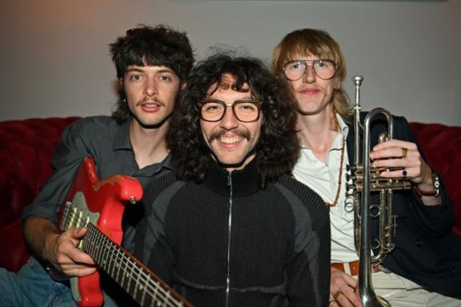 Die drei Musiker erhalten inzwischen Anfragen aus aller Welt, trotzdem wollen die drei Musiker zunächst in Deutschland durchstarten.