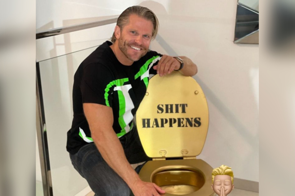 Seinen Humor verlor der 41-Jährige aber nicht. So posierte er auf Instagram mit einer goldenen Toilette mit der Aufschrift "Shit happens".