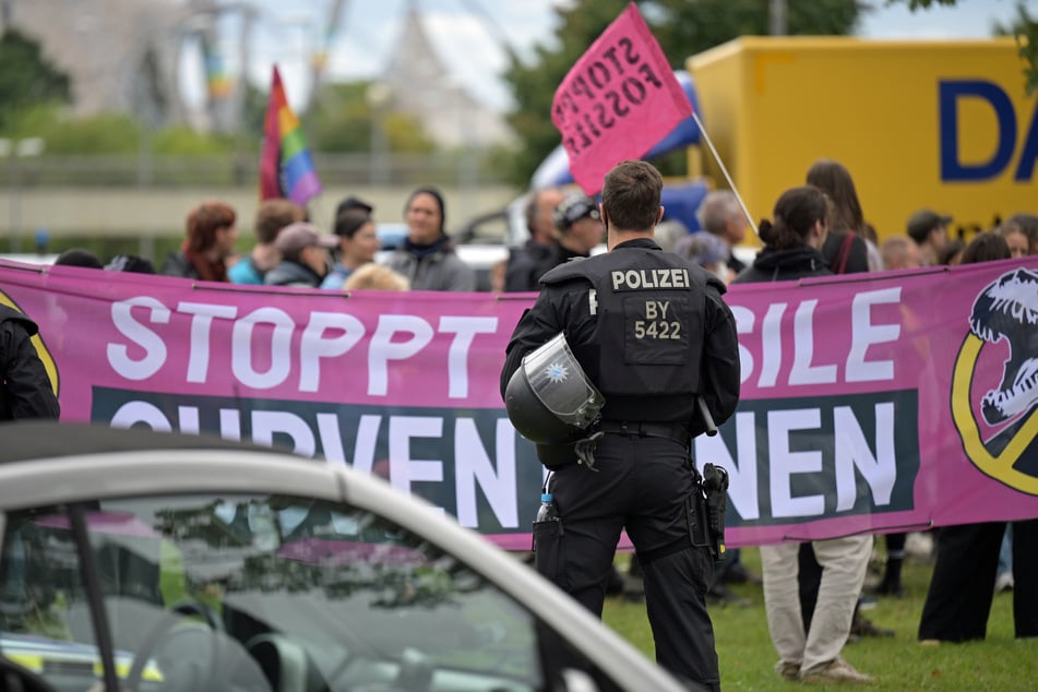 Die Polizei hat am Rande der IAA alle Hände voll zu tun: Immer wieder komme es zu nicht angemeldeten Versammlungen.