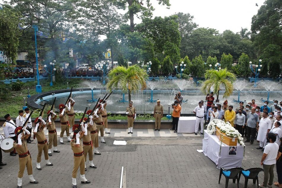Policemen in Kolkata, India, gave a gun salute near the coffin of beloved singer Krishnakumar Kunnath on Wednesday.