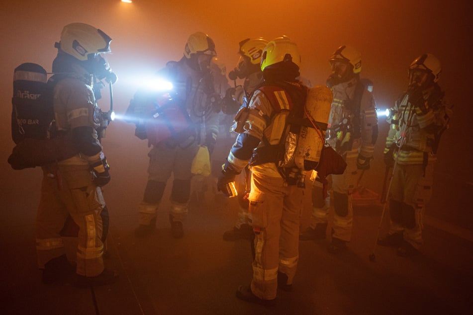 Die Feuerwehr Berlin probte im Tunnel der A113 den Ernstfall.