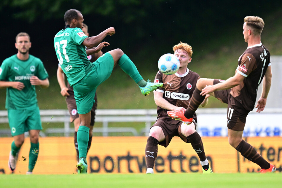 Julian Green ist schneller am Ball als Johannes Eggestein und Robert Wagner.