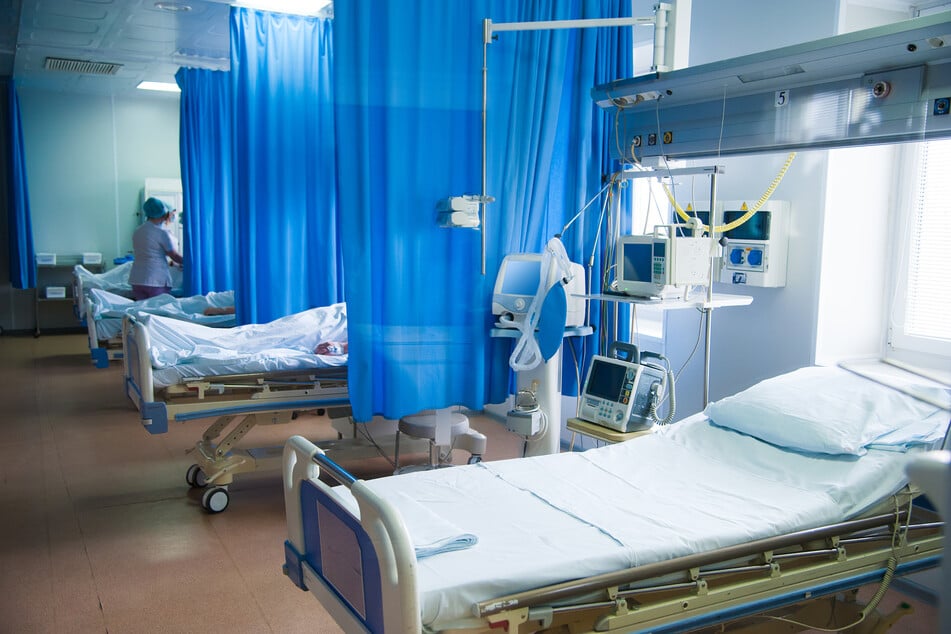 Im Krankenhaus konnte die Klinge schließlich operativ entfernt werden. (Symbolfoto)
