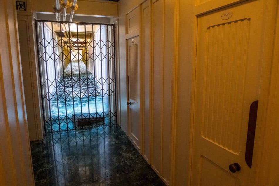 Originaltreu nachgebaut ist unter anderem dieser Kabinengang, in den (virtuell) Wasser strömt.