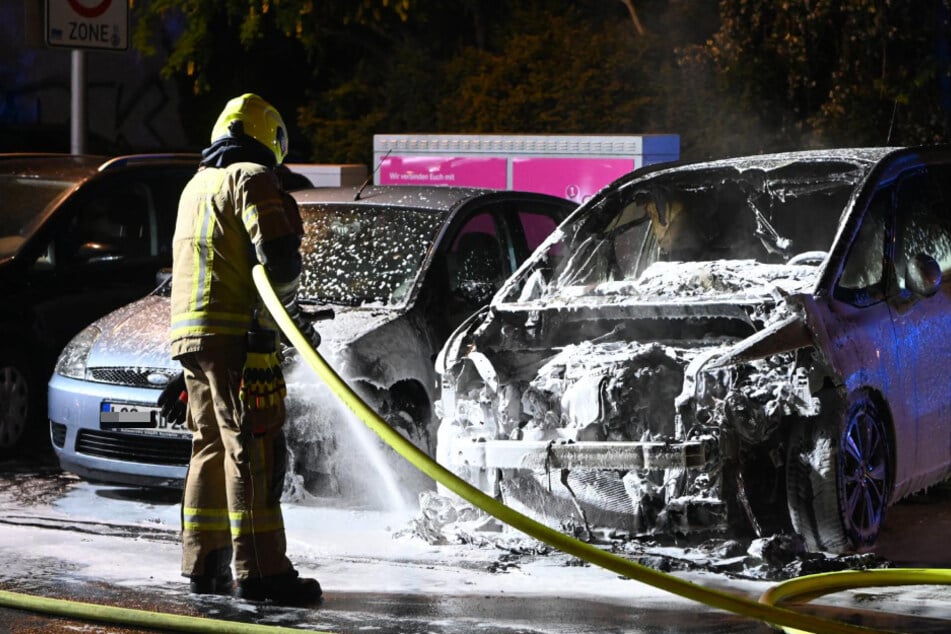 Berlin: Brandstiftung in Berlin-Moabit? Citroën steht mitten in der Nacht in Flammen