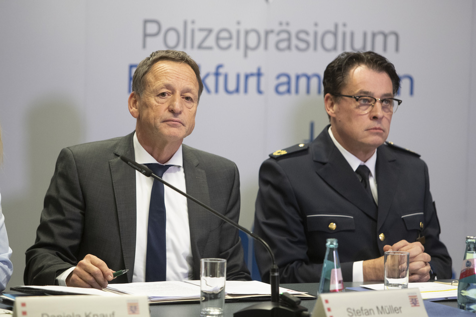Der Frankfurter Polizeipräsident, Stefan Müller (61, l.) und Thomas Schmidl, Leiter Abteilung Einsatz, während der eigens anlässlich der Frankfurter Krawalle einberufenen Pressekonferenz.