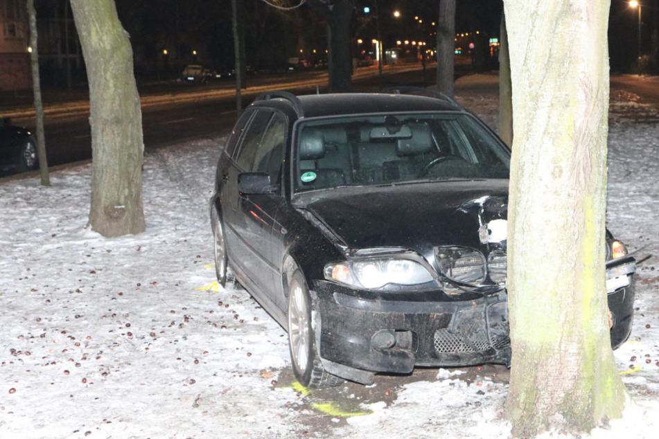 Der Autofahrer wurde bei dem Unfall lebensbedrohlich verletzt.