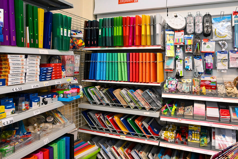 Hefte, Blöcke, Leimstift und und und ... Besonders Schulanfänger finden hier die perfekte Erstausstattung.