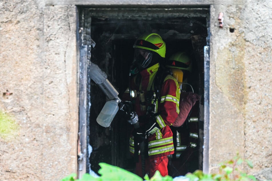 Da glücklicherweise keine Personen im Haus waren, konnte die Feuerwehr direkt mit den Löscharbeiten beginnen.