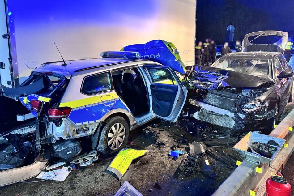 Durch den heftigen Aufprall entstand Streifenwagen und am Auto erheblicher Schaden.