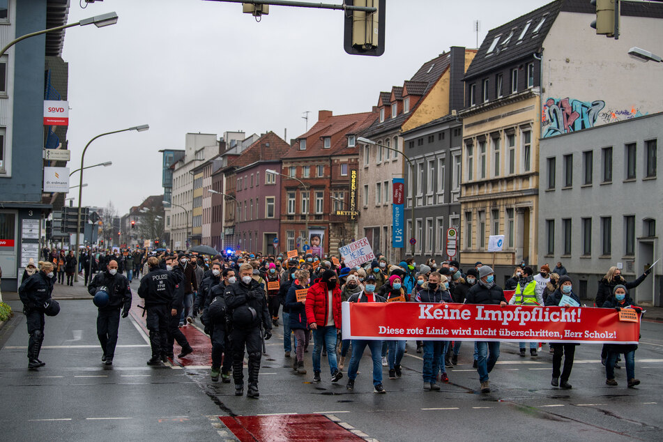 Teilnehmer einer Demonstration gegen die Corona-Maßnahmen gehen durch die Osnabrücker Innenstadt.
