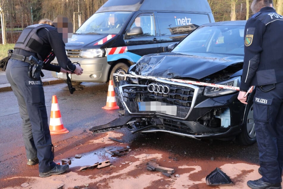 Crash in Chemnitzer City: Audi kracht mit Baumaschinen-Fahrzeug zusammen