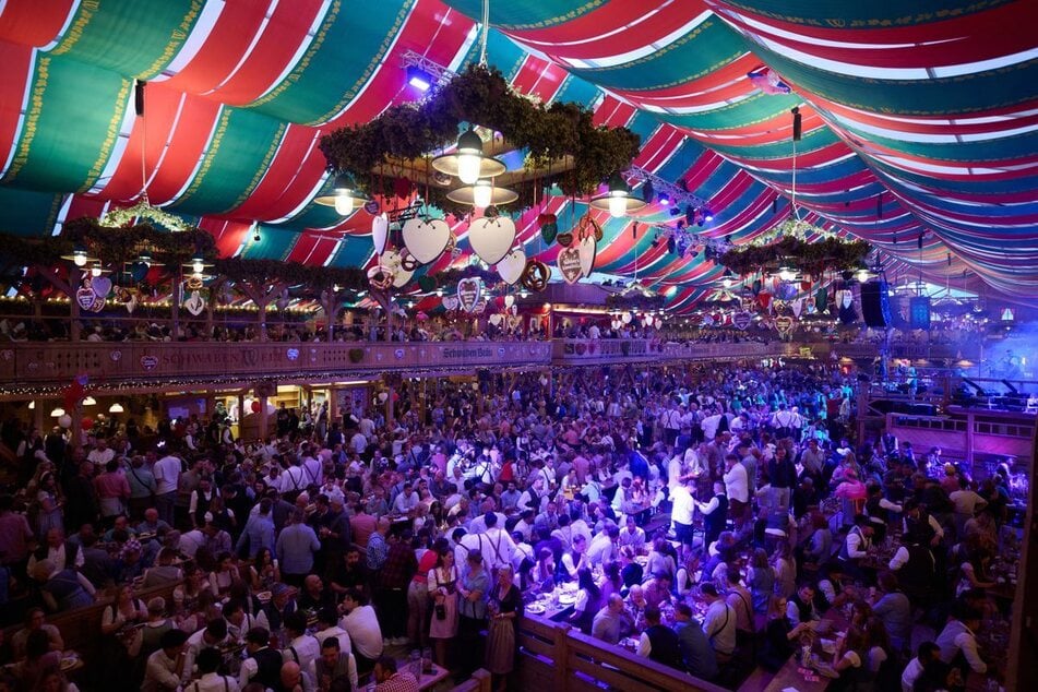 Tausende Besucher feiern am Eröffnungstag (25. September) im proppenvollen Festzelt "Wilhelms Schwabenwelt".